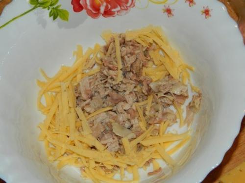 Салат Праздничный.   Салат из куриного мяса, ветчины, овощей и сыра получается очень вкусным и сытным. 01