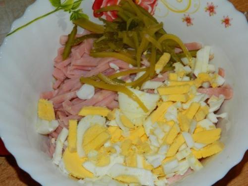 Салат Праздничный.   Салат из куриного мяса, ветчины, овощей и сыра получается очень вкусным и сытным. 03