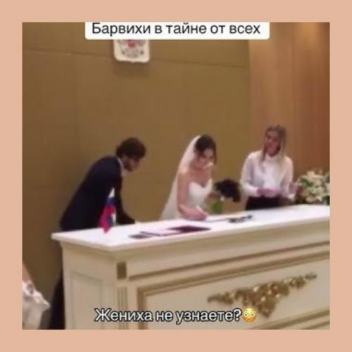 Валя карнавал тайно вышла замуж и показала кольцо на левой руке. 01