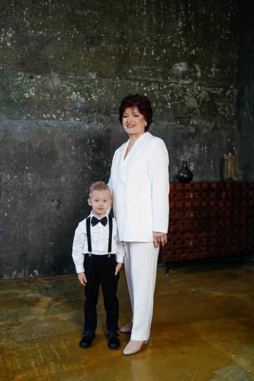 Кристина и Андрей Черкасовы фотосессию вместе с мамами провели. 05