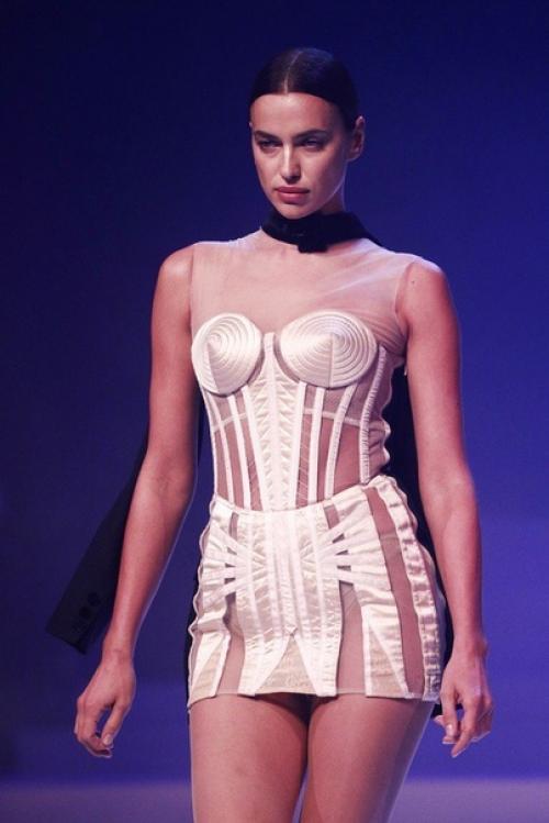 Ирина шейк уделала абсолютного каждого своей походкой на показе Jean Paul Gaultier. 06