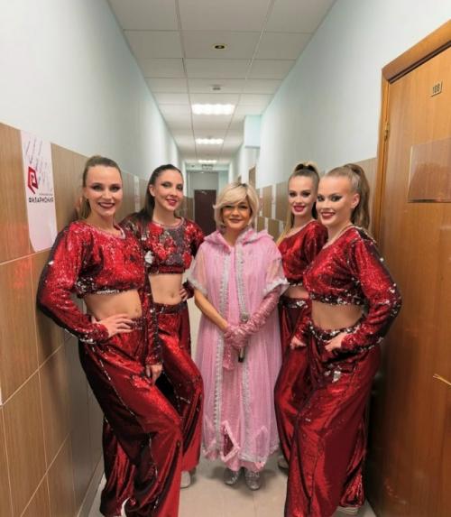 Татьяна Буланова поделилась подробностями о том, как ее танцоры Алена и Максим алалыкины завершили свое сотрудничество с ней после 20 лет работы. 02