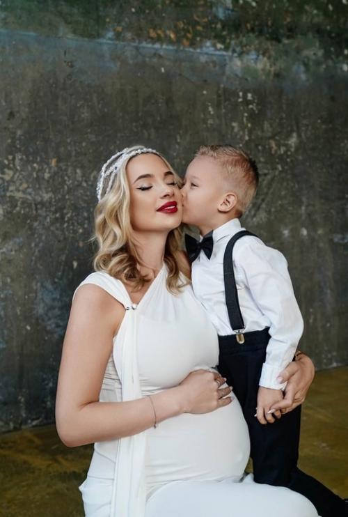 Кристина и Андрей Черкасовы фотосессию вместе с мамами провели. 07