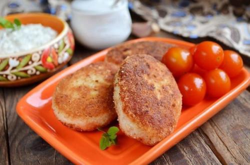 Куриные котлеты с Овсянкой и сметанным соусом.