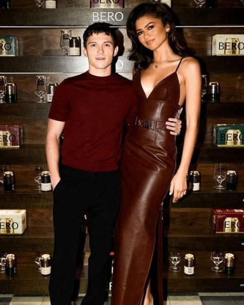 Том холланд сказал, что не сопровождает зендею на её премьерах, чтобы не отвлекать внимание от неё. 01