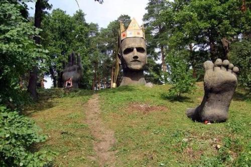 Ребята, побывал во владимирской области (колокша) у статуи головы.