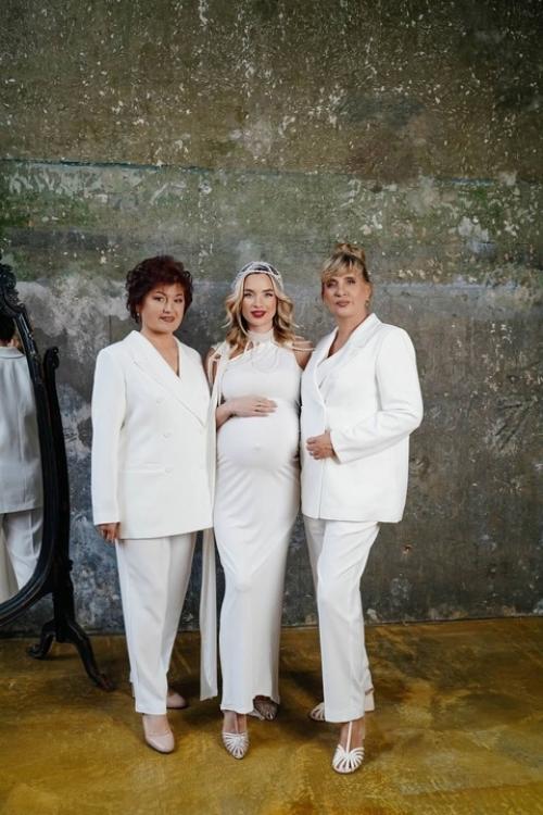 Кристина и Андрей Черкасовы фотосессию вместе с мамами провели. 02