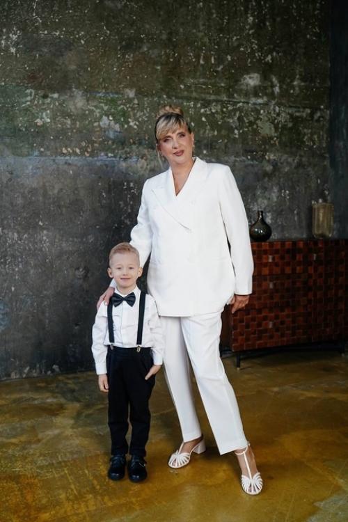 Кристина и Андрей Черкасовы фотосессию вместе с мамами провели. 06