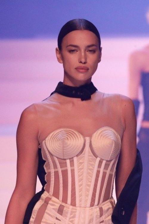 Ирина шейк уделала абсолютного каждого своей походкой на показе Jean Paul Gaultier. 08