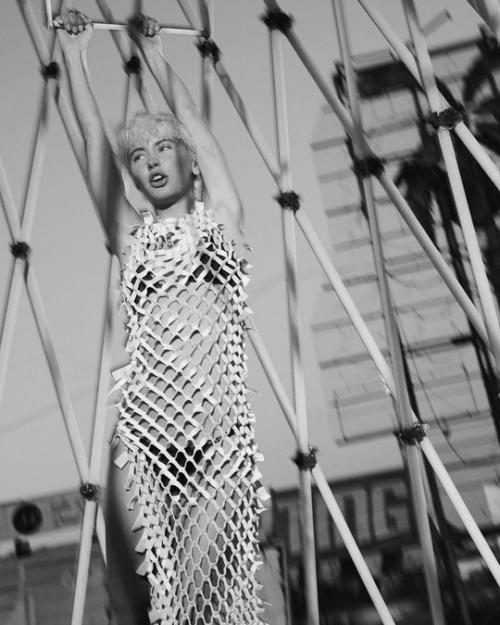 Какая кайфовая и беззаботная съемка дочки Джуда - Айрис Лоу для испанского Vogue. 05