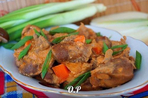 Куриные желудочки в сметанном соусе с томатом.

