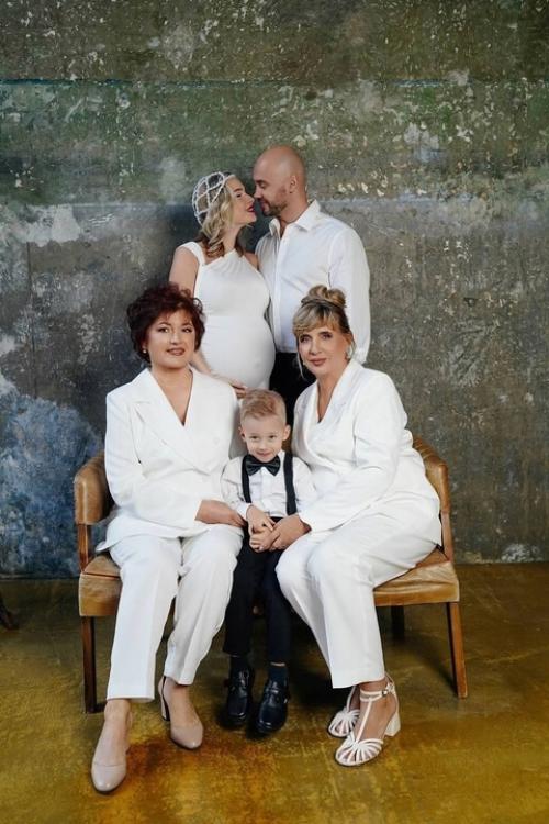 Кристина и Андрей Черкасовы фотосессию вместе с мамами провели. 01