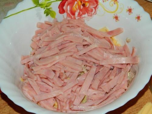 Салат Праздничный.   Салат из куриного мяса, ветчины, овощей и сыра получается очень вкусным и сытным. 02