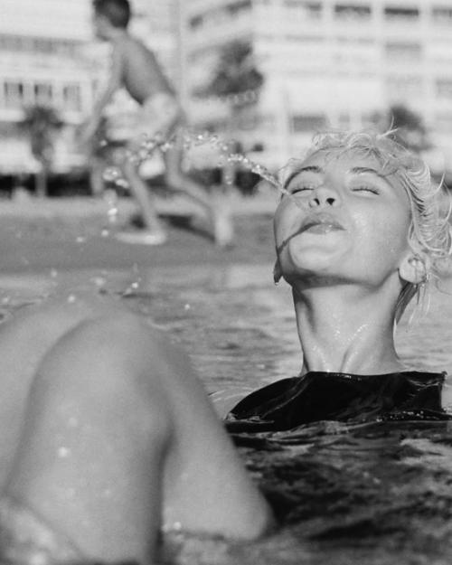 Какая кайфовая и беззаботная съемка дочки Джуда - Айрис Лоу для испанского Vogue. 02