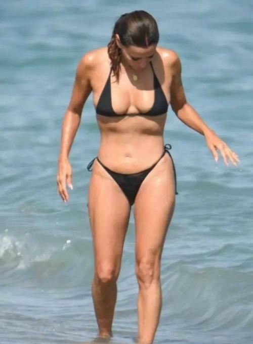 Мы продолжаем восхищаться потрясающей фигурой Евы лонгории, которая отметила свой 50-й день рождения в этом году. 03