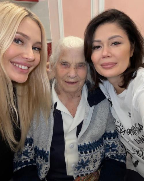 Наталья рудова поделилась фотографией своей бабушки и сестры. 01