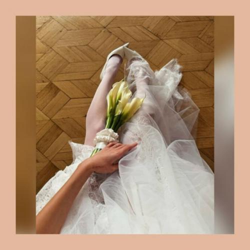 Валя карнавал тайно вышла замуж и показала кольцо на левой руке. 02