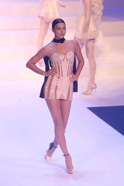 Ирина шейк уделала абсолютного каждого своей походкой на показе Jean Paul Gaultier. 04
