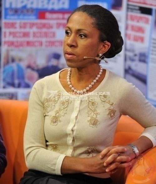 Елена ханга и ее 23-летняя дочь совершили редкий выход в свет.

