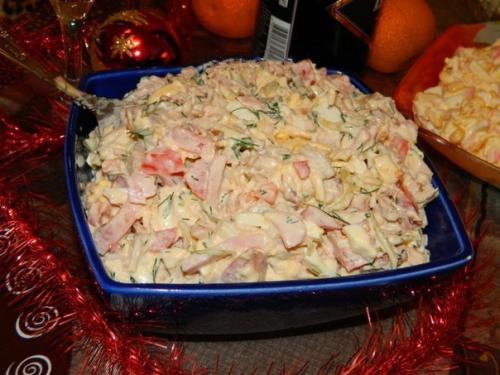 Салат Праздничный.   Салат из куриного мяса, ветчины, овощей и сыра получается очень вкусным и сытным.