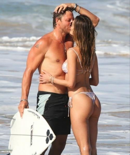 Радуемся за Алессандру амбросио на пляже в Бразилии - но, конечно, не без лёгкой зависти. 02