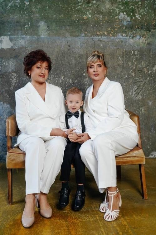 Кристина и Андрей Черкасовы фотосессию вместе с мамами провели. 03