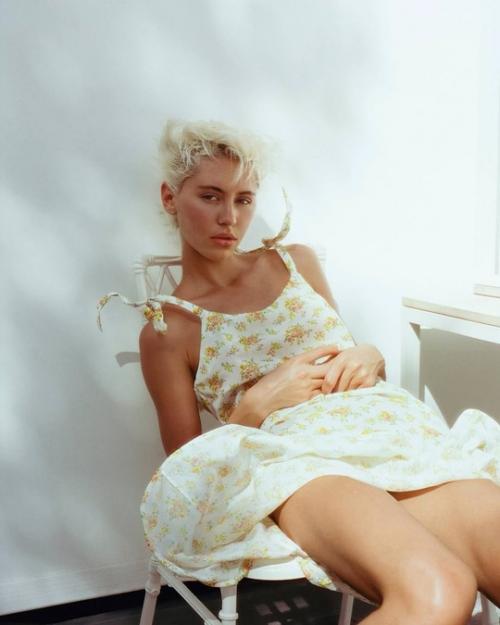 Какая кайфовая и беззаботная съемка дочки Джуда - Айрис Лоу для испанского Vogue. 03