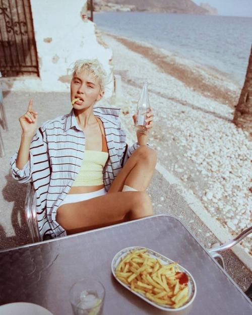 Какая кайфовая и беззаботная съемка дочки Джуда - Айрис Лоу для испанского Vogue. 07