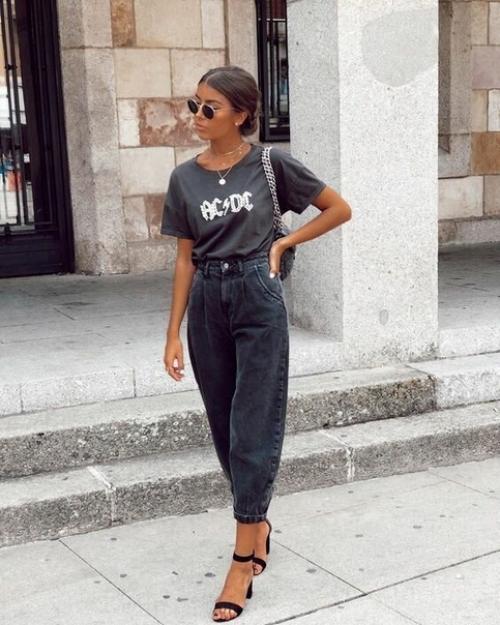 В 2020 году в моде широкие джинсы с завышенной талией, проще говоря - это бананы или Мальвины, как вам угодно. 01