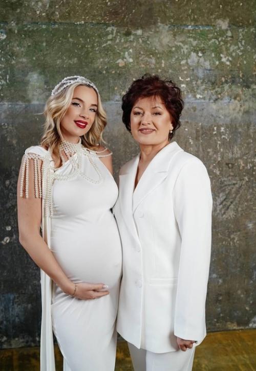 Кристина и Андрей Черкасовы фотосессию вместе с мамами провели. 04