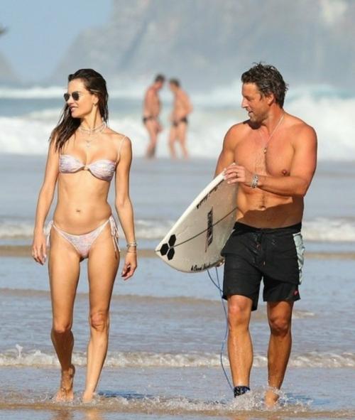 Радуемся за Алессандру амбросио на пляже в Бразилии - но, конечно, не без лёгкой зависти. 01