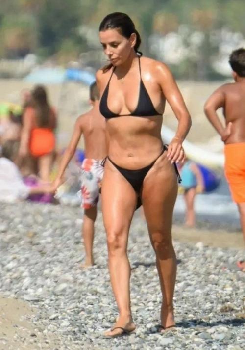 Мы продолжаем восхищаться потрясающей фигурой Евы лонгории, которая отметила свой 50-й день рождения в этом году. 

