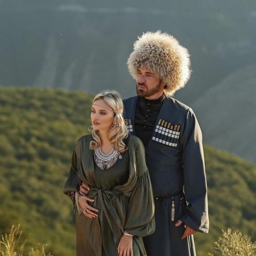 Курбан омаров представил замечательную фотосессию с беременной супругой на фоне гор Дагестана. 02