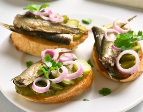 Праздничные бутерброды со шпротами. 05