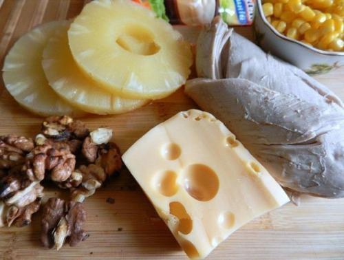 Салат с курицей и ананасом. 01