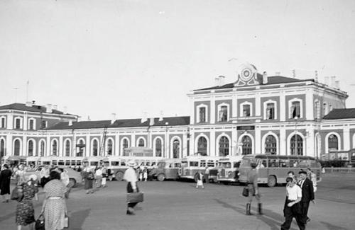 Знаете ли вы, как выглядели старый вокзал в городе Владимир, старый автовокзал и привокзальная площадь до открытия нового здания в 1975 году? 04