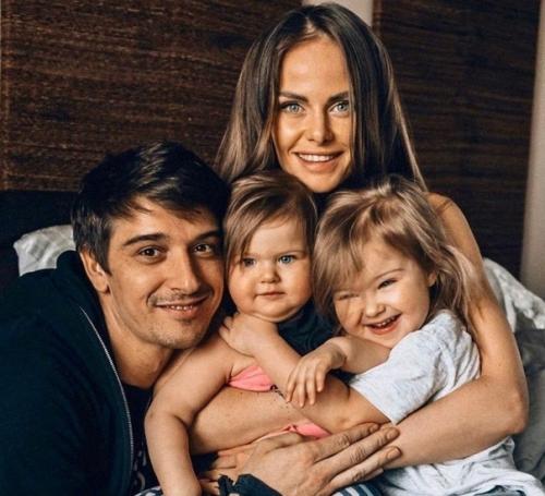 Актёр Станислав Бондаренко, его жена Аурика Алёхина и их прекрасные дети. 01