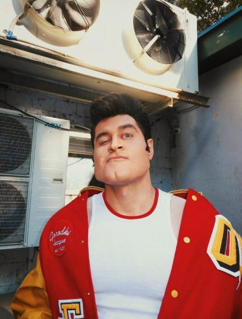 Дава удивил своих поклонников новой фотосессией, примерив образ самого Элвиса Пресли! 03