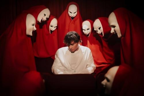Эксайл поделился новыми снимками с фотосессии, где его окружают загадочные персонажи в масках. 03