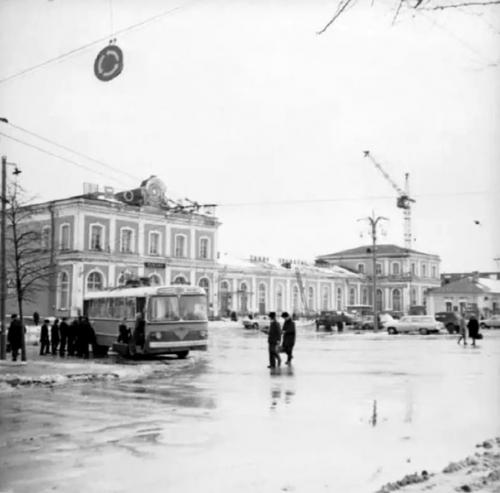 Знаете ли вы, как выглядели старый вокзал в городе Владимир, старый автовокзал и привокзальная площадь до открытия нового здания в 1975 году? 02