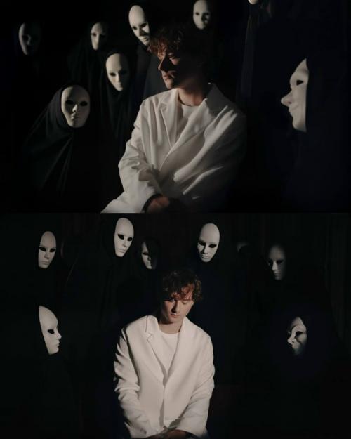 Эксайл поделился новыми снимками с фотосессии, где его окружают загадочные персонажи в масках. 01