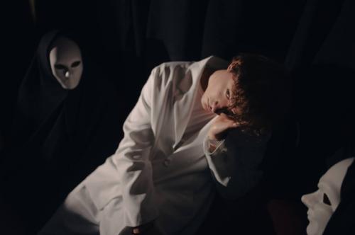 Эксайл поделился новыми снимками с фотосессии, где его окружают загадочные персонажи в масках. 02