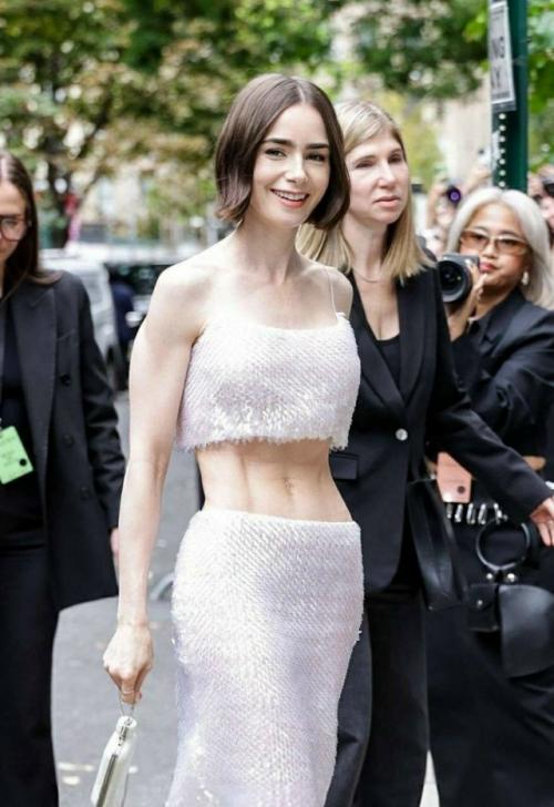 Лили коллинз испугала своей худобой поклонников. 03