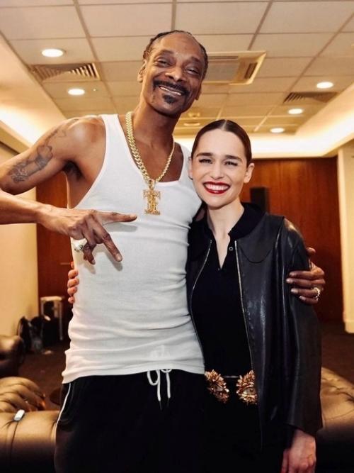 Эмилия Кларк успокоила поклонников, обеспокоенных ее внешним видом. 01