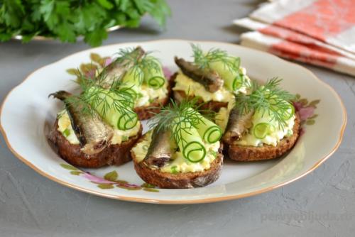 Праздничные бутерброды со шпротами. 06