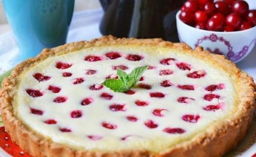 Вишневый пирог из песочного теста с творогом? 

