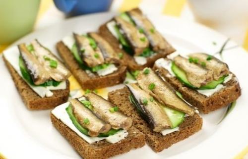 Праздничные бутерброды со шпротами. 03