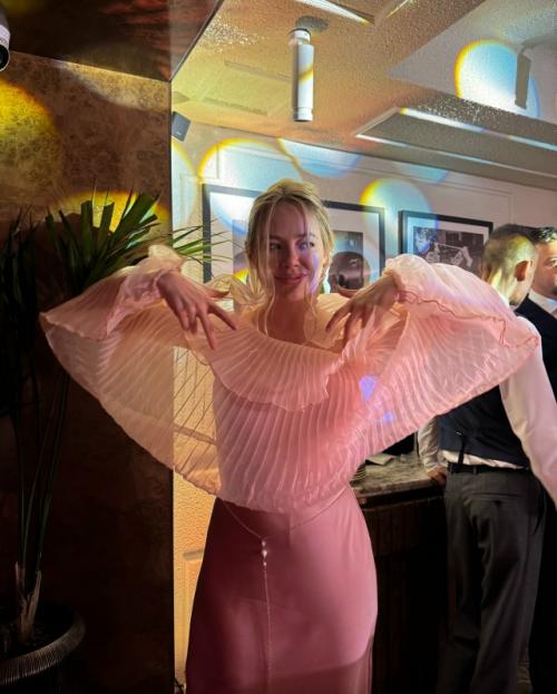 38-Летняя актриса Зоя бербер - одна из немногих девушек из Реальных Пацанов, кому удалось выйти за рамки своей культовой роли. 02