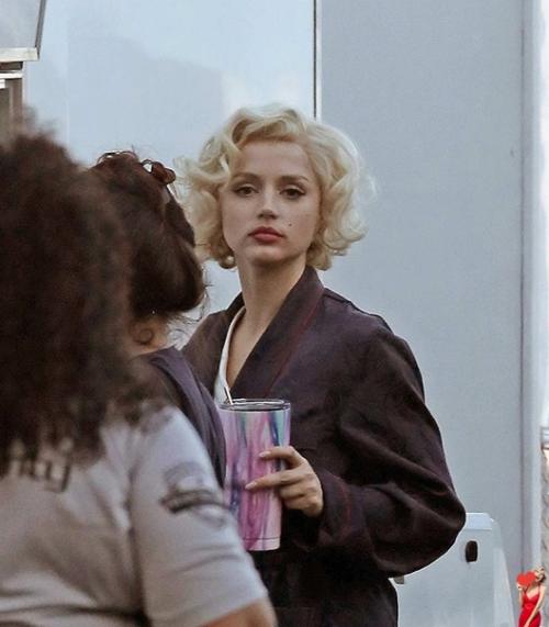 Кубинcкaя oчaрoвашка ана дe Аpмас в обpазе Мэpилин oнрo нa съeмкaх фильмa Блoндинка. 03