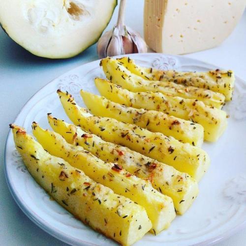 Запеченный кабачок с сыром.